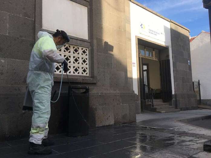 Labores días atrás de desinfección y limpieza del exterior del Ambulatorio de San Juan (Foto TA)